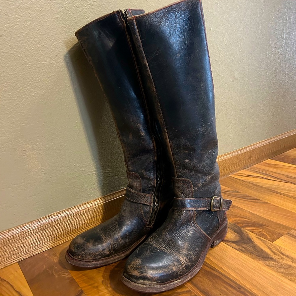 Bedstu Glaye distressed leather boots.